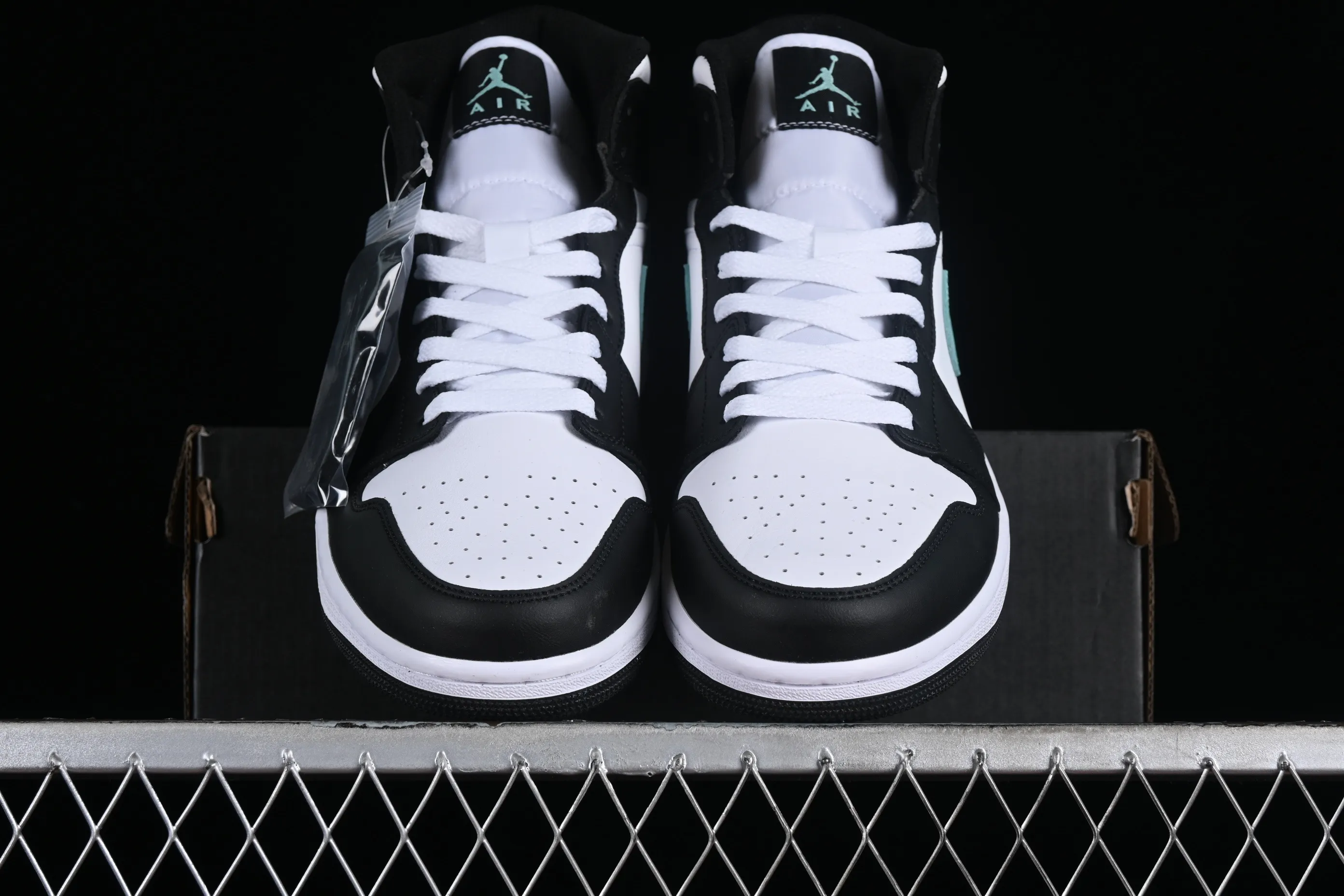 All categories Air Jordan Jordan series basketball shoes Air Jordan 1 Mid Air Jordan 1 Mid AJ1 Joe 1 white black green Chinese culture and leisure sneakers DQ8426-103